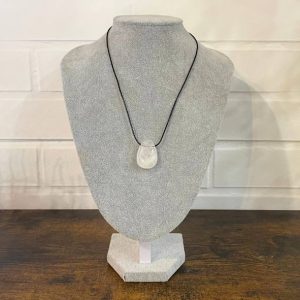 cristal de roche roulé avec collier occizen