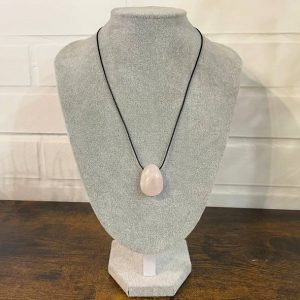 quartz rose roulé avec collier occizen